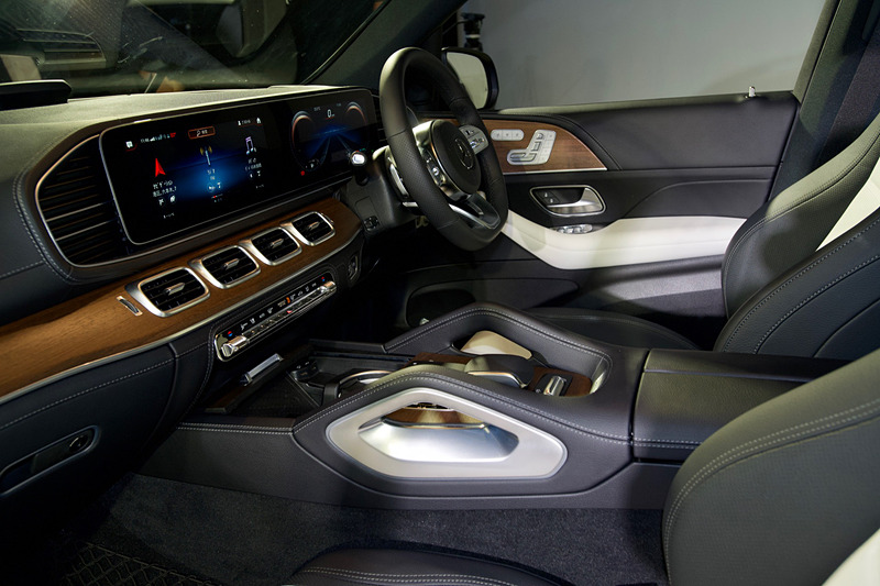 体を支える大型グラブバーなどでSUVらしさを表現