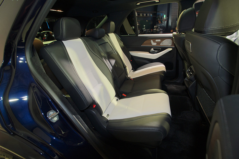 2列目シートは40：20：40分割可倒