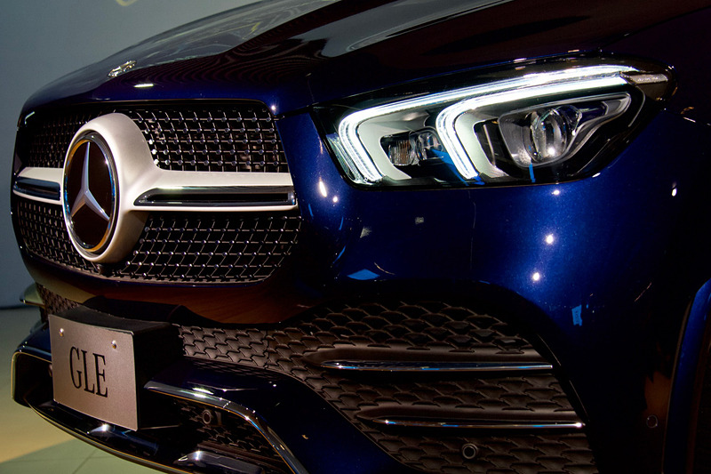 片側に84個のLEDと2本のLEDポジショニングランプを備える「マルチビームLEDヘッドライト」を採用