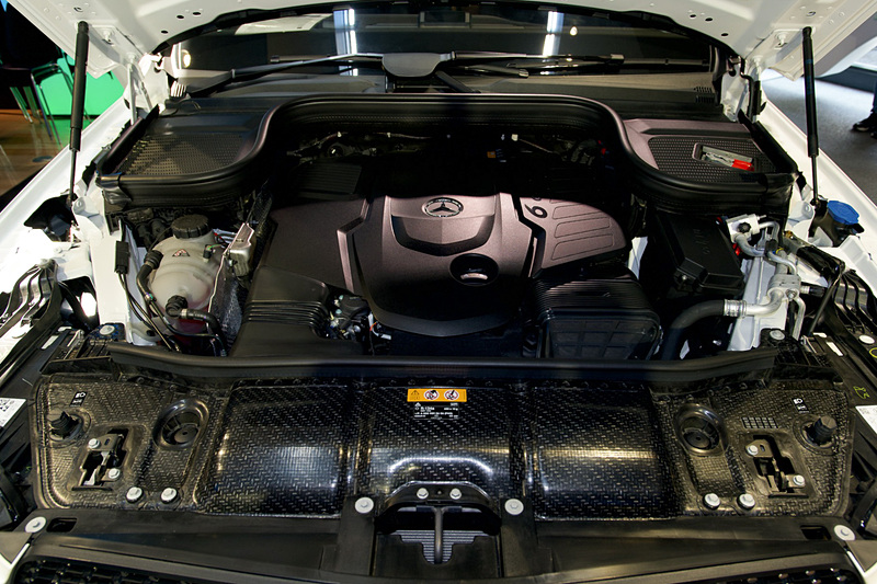 最高出力243kW（330PS）/3600-4000rpm、最大トルク700Nm/1200-3000rpmを発生する直列6気筒 3.0リッタークリーンディーゼルターボ「M656」型