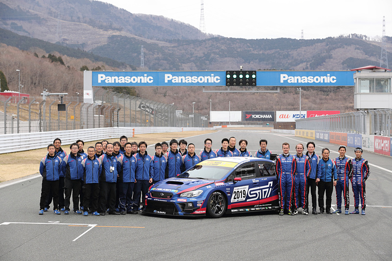ニュルブルクリンク24時間レースに挑む「SUBARU WRX STI NBR CHALLENGE 2019」とチームメンバー
