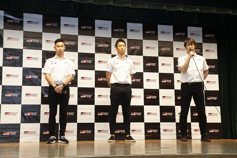 通常は4日かけて行なうシャシー交換を、ファクトリーとは違い、設備が十分でないピットで1日で行なったメカニックと、そのクルマでタイムを出したドライバーへの感謝を語る加地氏