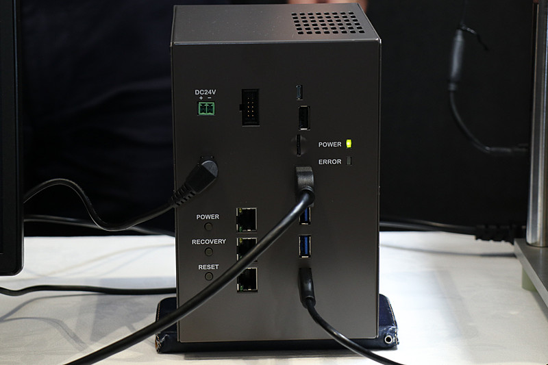 Neural CubeはHDMIやUSB 3.0、イーサーネットポート、microSDスロットなど多彩なインターフェイスを備える
