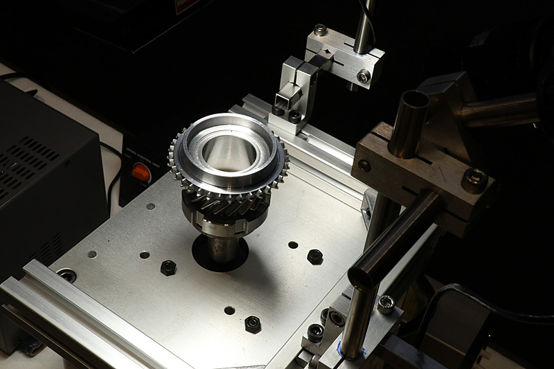 製品を回転させてチェック。デモではわずかなスパッタを検出していた