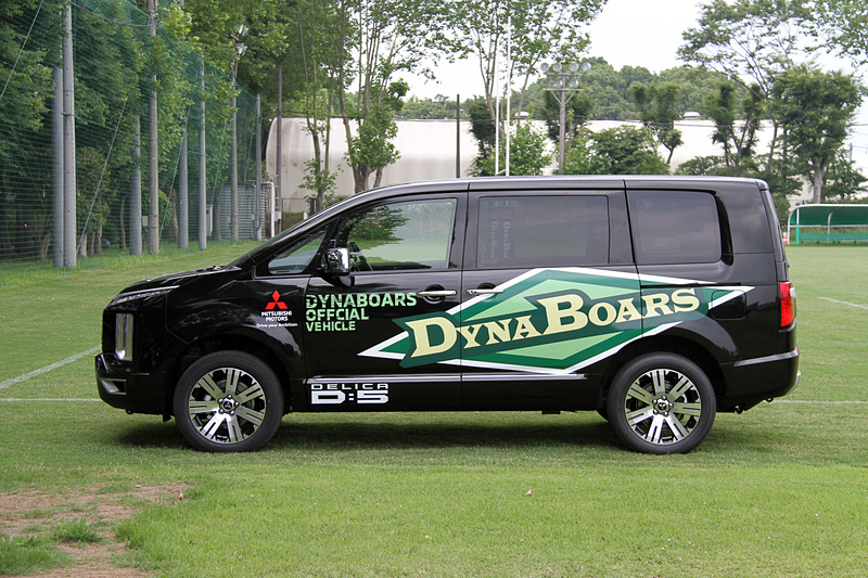 サポートカーのボンネット、左右ボディサイド、テールゲートにダイナボアーズのロゴマーク