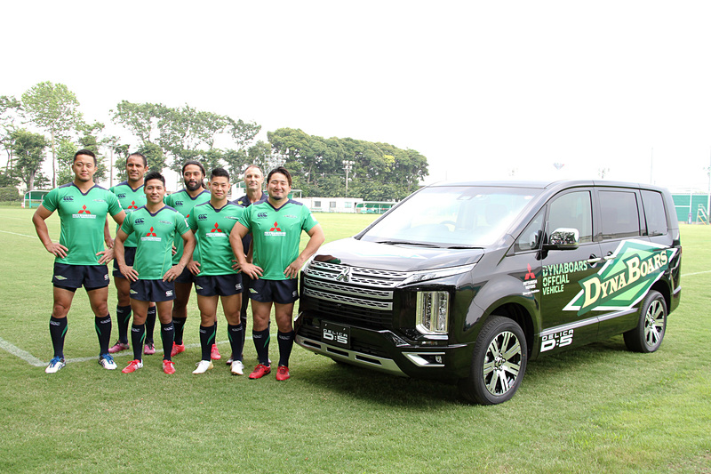 三菱重工相模原グラウンドで「デリカD：5」特別ラッピングカーを公開