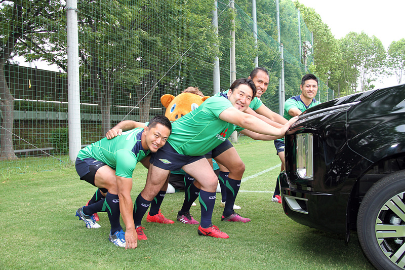 説明会の後にデリカD：5特別ラッピングカーの撮影会が開かれた。屈強なラガーマンもデリカD：5にすっぽり収まり、その居住空間の高さをアピール!?