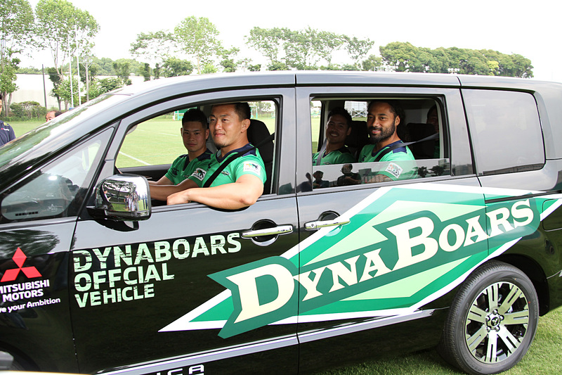 説明会の後にデリカD：5特別ラッピングカーの撮影会が開かれた。屈強なラガーマンもデリカD：5にすっぽり収まり、その居住空間の高さをアピール!?