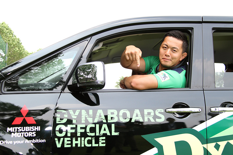 説明会の後にデリカD：5特別ラッピングカーの撮影会が開かれた。屈強なラガーマンもデリカD：5にすっぽり収まり、その居住空間の高さをアピール!?