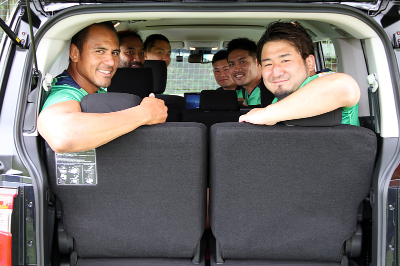 説明会の後にデリカD：5特別ラッピングカーの撮影会が開かれた。屈強なラガーマンもデリカD：5にすっぽり収まり、その居住空間の高さをアピール!?