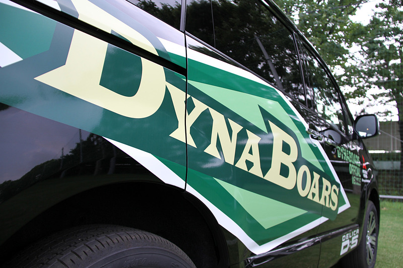 サポートカーのボンネット、左右ボディサイド、テールゲートにダイナボアーズのロゴマーク