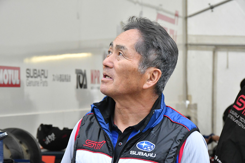 「雨がねぇ～」と空を見ながら語る辰己総監督