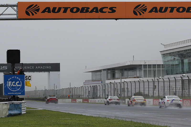 第1ヒートでは最後までセーフティカーは退かず、ポジションキープでチェッカーフラッグを受けることができた