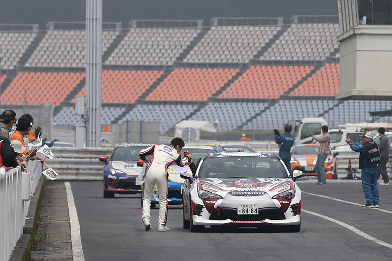 同チームであるプロクラスドライバーの佐々木雅弘選手からブリヂストンのフラッグをもらい、ピットロード凱旋