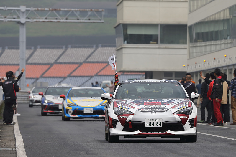 同チームであるプロクラスドライバーの佐々木雅弘選手からブリヂストンのフラッグをもらい、ピットロード凱旋