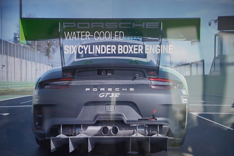 ポルシェ伝統の水平対向6気筒エンジンを搭載