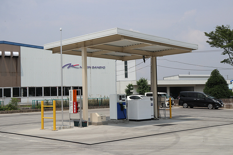 敷地内にトラックで使う軽油と尿素水のディスペンサーを完備