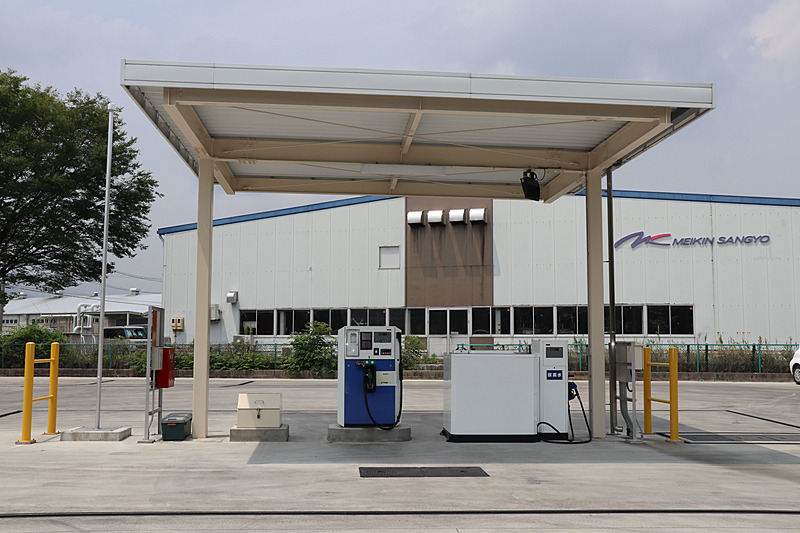 敷地内にトラックで使う軽油と尿素水のディスペンサーを完備