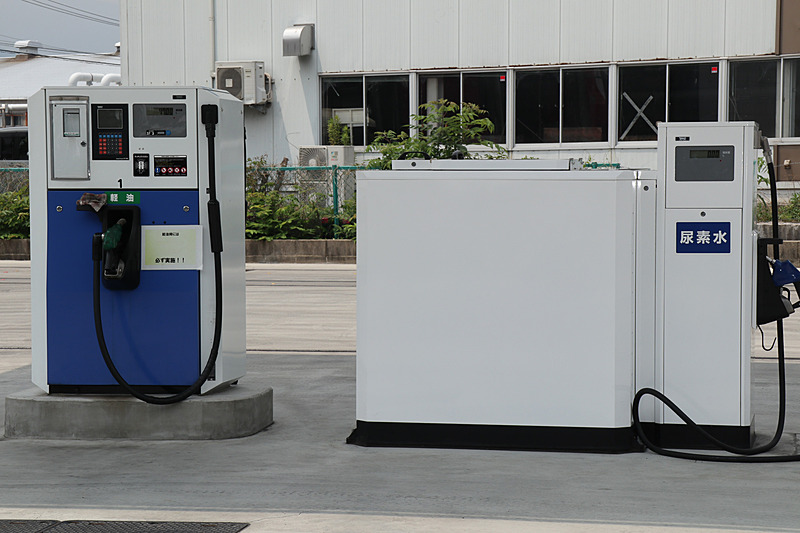 敷地内にトラックで使う軽油と尿素水のディスペンサーを完備