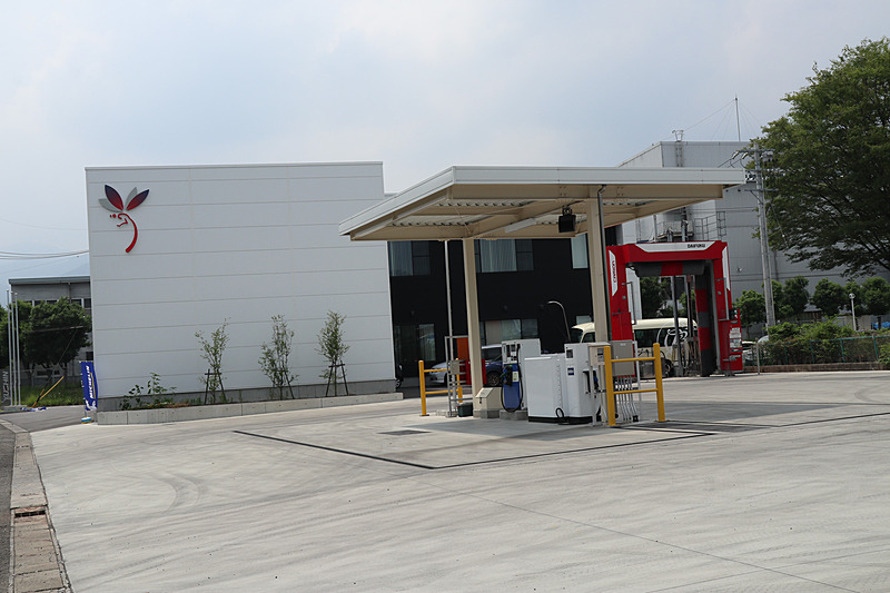 大型のトラックでも利用しやすいよう、ディスペンサー周辺は広々としている