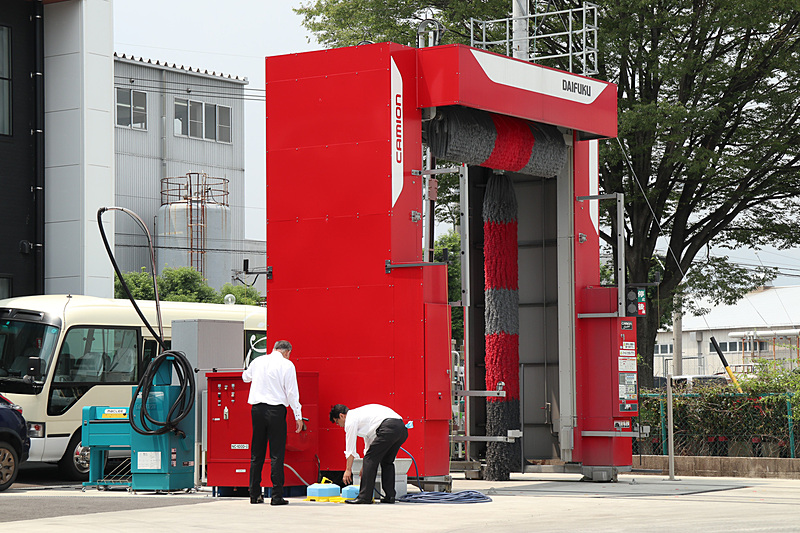 大型洗車機も設置されている