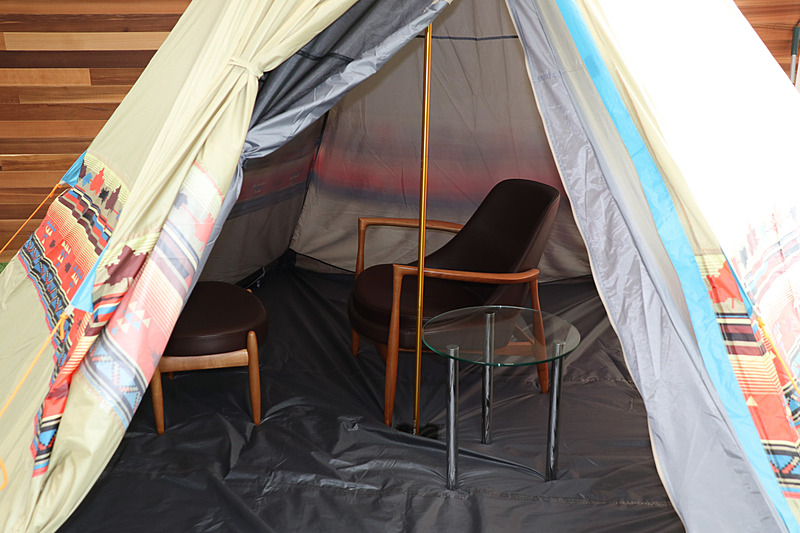 新社屋の打ち合わせスペースは人工芝が敷かれ、一角に「瞑想室」としてテントが設置されている