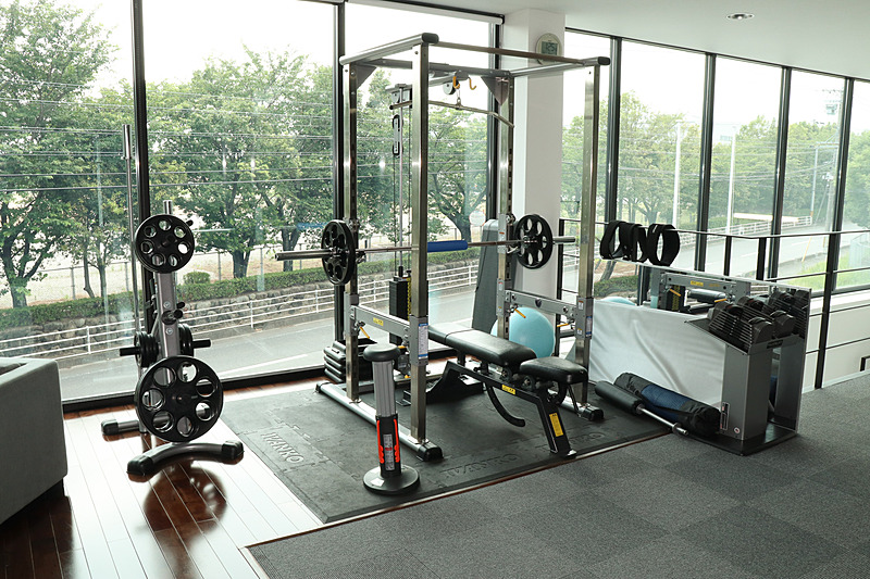 ベンチプレスなどが行なえるトレーニング器具も導入された