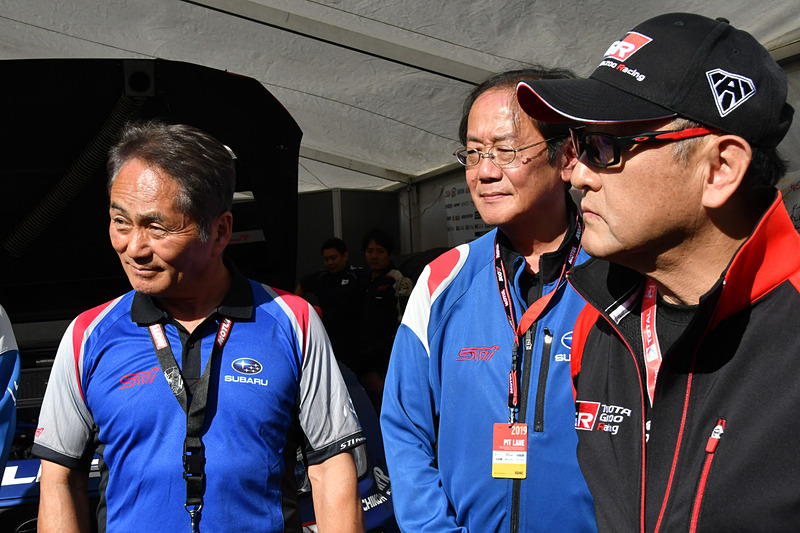 スバル＆STIドライバーの話を真剣に聞くモリゾウ選手（右）