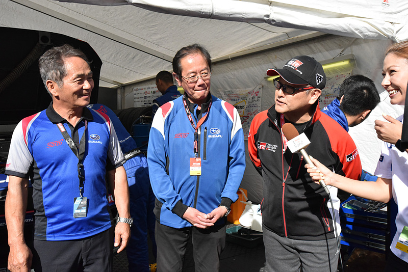 こちらはスバル＆STIのピット