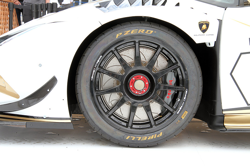 ボディまわりではカーボンファイバーを採用したほか、空力効率の向上によってサーキットパフォーマンスを高めた。ボディ後方中央に追加された垂直フィンは、高速コーナーリングの安定性を向上させるという