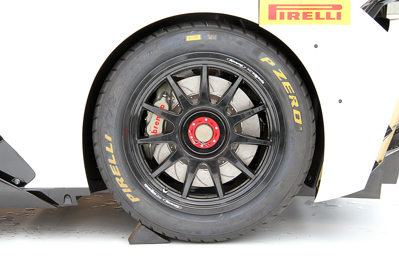 ボディまわりではカーボンファイバーを採用したほか、空力効率の向上によってサーキットパフォーマンスを高めた。ボディ後方中央に追加された垂直フィンは、高速コーナーリングの安定性を向上させるという