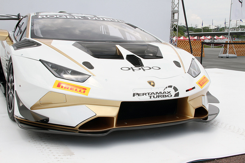 ボディまわりではカーボンファイバーを採用したほか、空力効率の向上によってサーキットパフォーマンスを高めた。ボディ後方中央に追加された垂直フィンは、高速コーナーリングの安定性を向上させるという