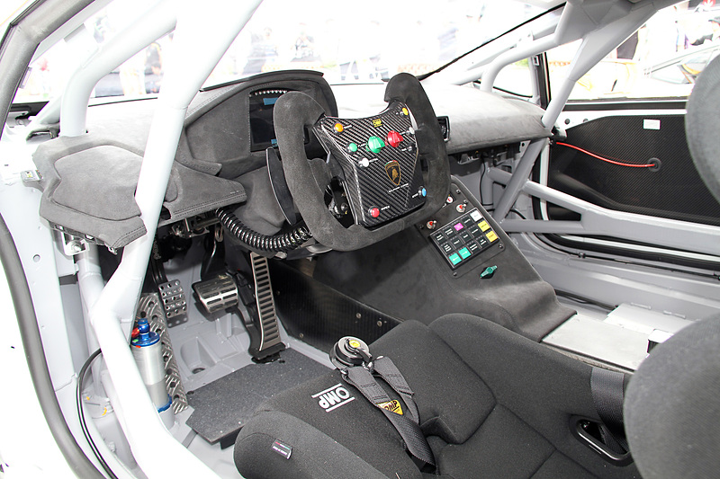 ロールケージやフルバケットシートを採用する、レーシングマシン然としたインテリア。助手席も付かない