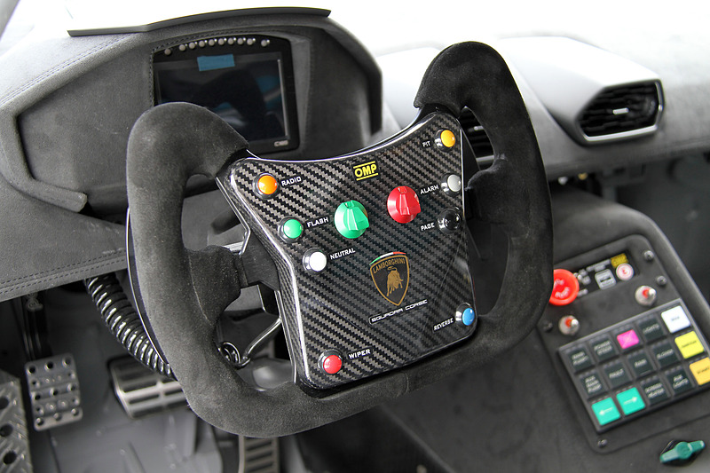 ロールケージやフルバケットシートを採用する、レーシングマシン然としたインテリア。助手席も付かない