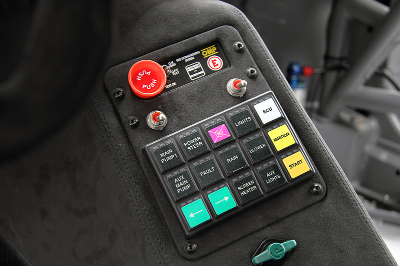 ロールケージやフルバケットシートを採用する、レーシングマシン然としたインテリア。助手席も付かない