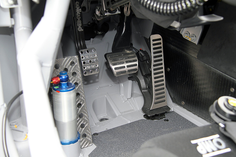 ロールケージやフルバケットシートを採用する、レーシングマシン然としたインテリア。助手席も付かない