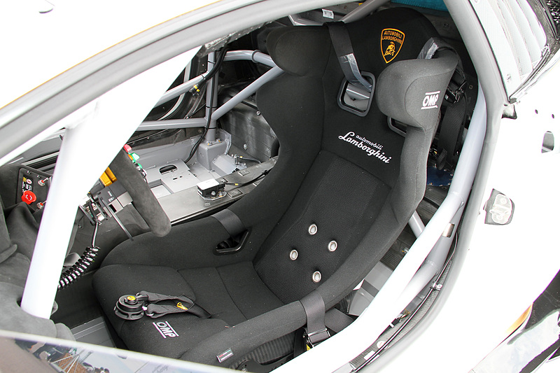 ロールケージやフルバケットシートを採用する、レーシングマシン然としたインテリア。助手席も付かない