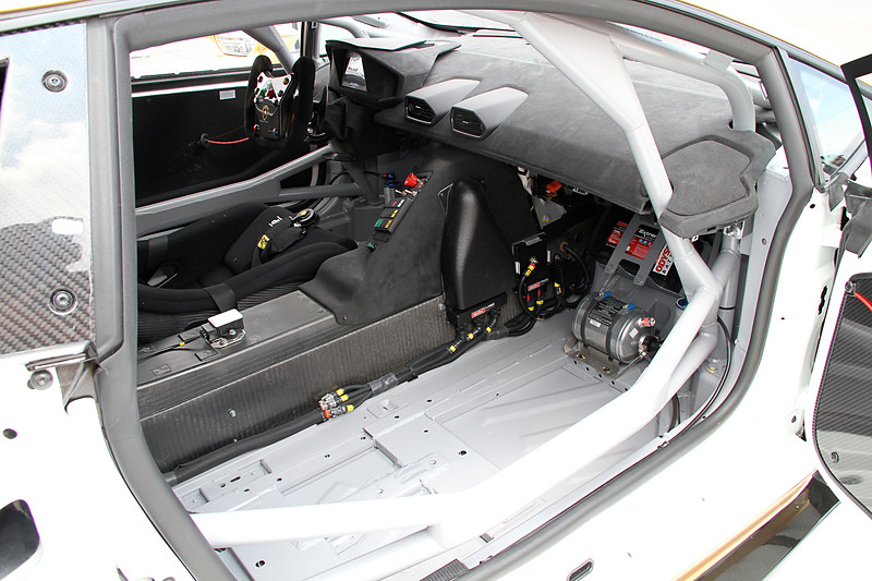 ロールケージやフルバケットシートを採用する、レーシングマシン然としたインテリア。助手席も付かない