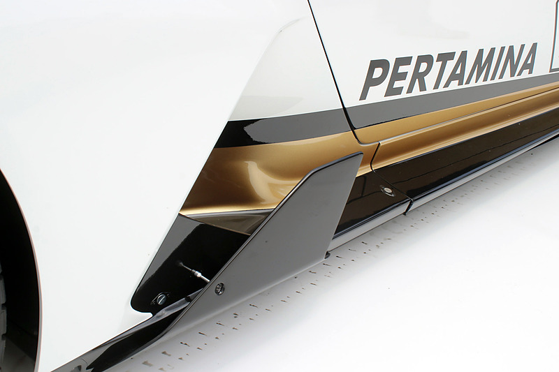 ボディまわりではカーボンファイバーを採用したほか、空力効率の向上によってサーキットパフォーマンスを高めた。ボディ後方中央に追加された垂直フィンは、高速コーナーリングの安定性を向上させるという