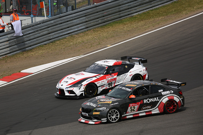 無事にスタートしていく日本チーム。90号車 GRスープラをドライブするのはモリゾウ選手