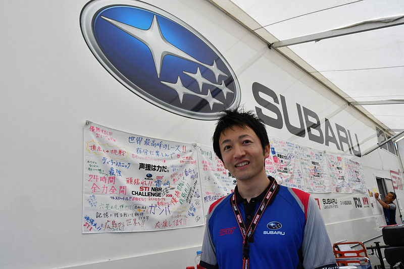 「声援は力だ」の応援フラッグ貼り付け作業をしていた株式会社SUBARU 国内営業本部 マーケティング推進部 宣伝課 主任 鈴木雄太氏