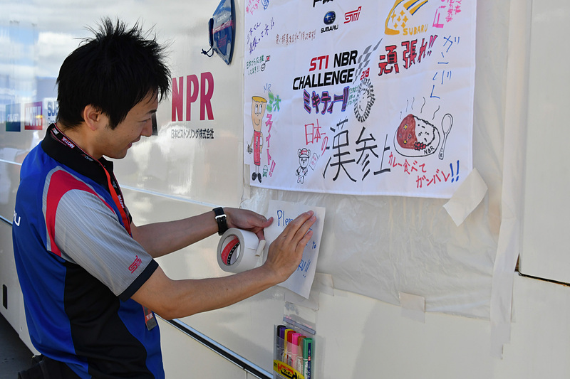 マジックペンと英語のメッセージを用意