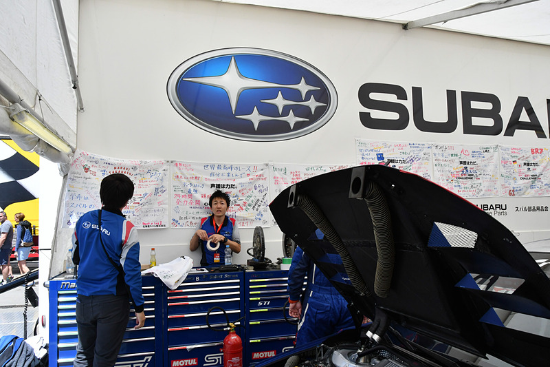 スバル＆STIのパドックピット内に貼り出された「声援は力だ」応援フラッグ