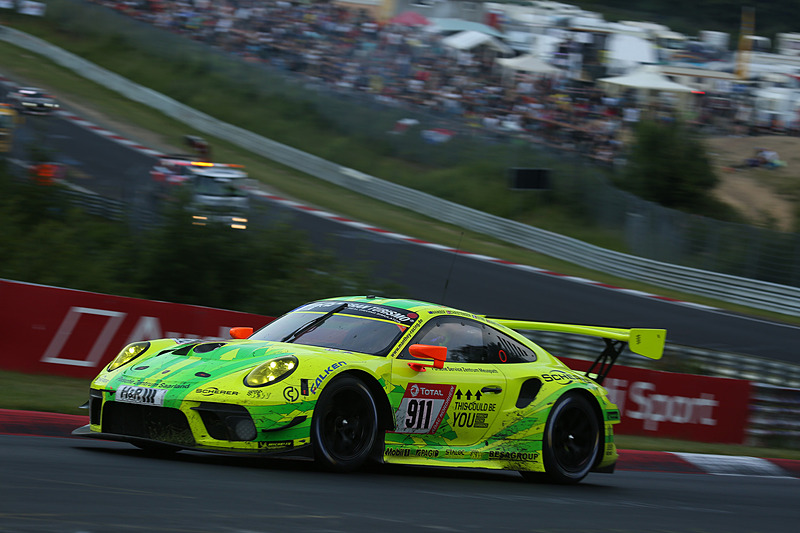 トップを走行する911号車 Porsche 911 GT3 R（アール・バンバー/マイケル・クリステンセン/ケビン・エストレ/ローレンス・ヴァンソール組）