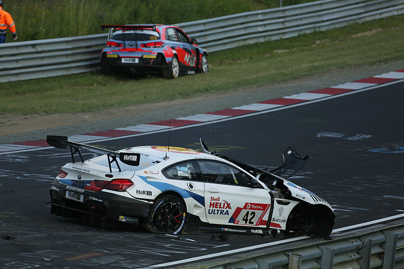 各所でクラッシュが発生するなど荒れた展開となっている