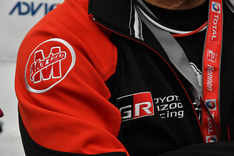 モリゾウ選手の右肩にある「Morizo」ロゴ。いろいろなものを背負ってニュルブルクリンク24時間挑戦を行なっている