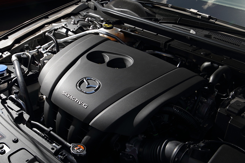 今回は2種類のパワートレーン、2種類のボディタイプに試乗。こちらは「20S L Package」に搭載される直列4気筒DOHC 2.0リッター直噴エンジン。最高出力115kW（156PS）/6000rpm、最大トルク199Nm（20.3kgfm）/4000rpmを発生する