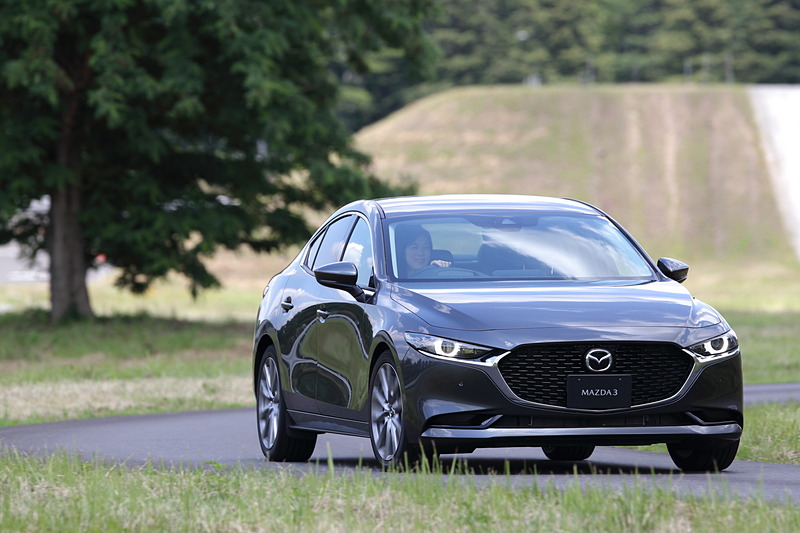 セダンタイプの「MAZDA3 20S L Package」（マシーングレープレミアムメタリック）。ボディサイズは4660×1795×1445mm（全長×全幅×全高）で、ホイールベースは2725mm。車両重量は1350kg