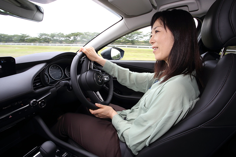 人間工学に基づいたシート形状で、これまでにないフィット感で運転できた