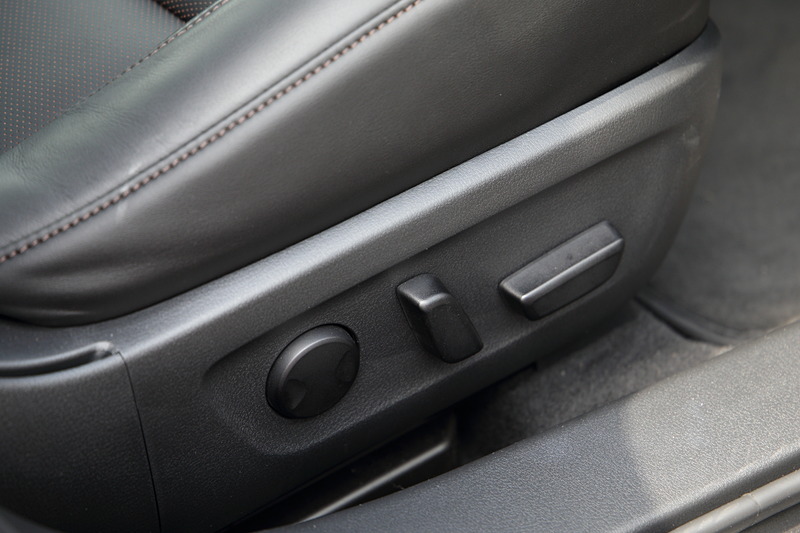 ベースグレードを除く全車で、今回から新しくサイサポートにも対応した10ウェイパワーシート（運転席）を採用